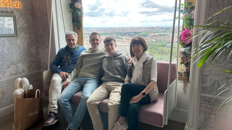 Marcos Caballero junto a sus padres y hermano.