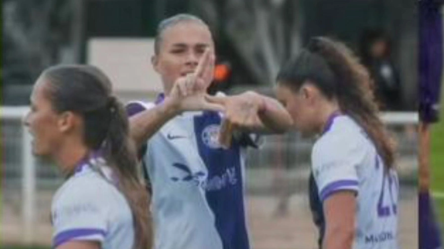 Imagen de la celebración de Louna Lapassouse, jugadora del Toulouse