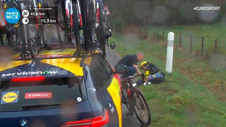 Momento del abandono de Juan Ayuso en la París Niza