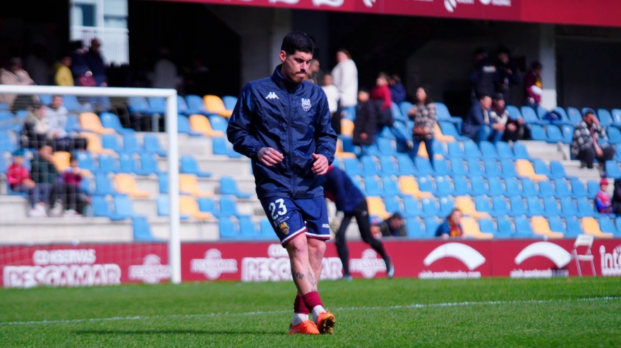 Antonio Montoro, jugador del Pontevedra, calentando antes de medirse a Unionistas en Pasarón