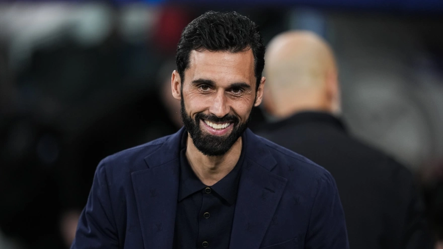 Álvaro Arbeloa, entrenador del Real Madrid, sonríe durante el partido de ida de los octavos de final de la UEFA Champions League 2025/26 entre el Real Madrid C.F. y el Manchester City en el estadio Santiago Bernabéu.