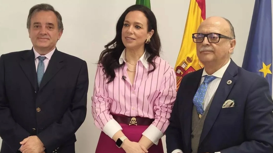 Los presidentes de los colegios de médicos de Cáceres y Badajoz junto a la consejera García Espada