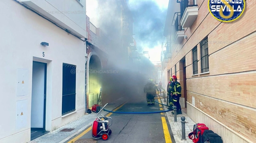 Un incendio en una vivienda de Nervión moviliza a los servicios de emergencia de SevillaUn dispositivo de bomberos, Policía Local, Policía Nacional y sanitarios han intervenido desde las 7,40 horas de este jueves en el incendio de una vivienda de la calle Juan de Oñate, el distrito Nervión de Sevilla.POLITICA ANDALUCÍA ESPAÑA EUROPA SEVILLAAYUNTAMIENTO DE SEVILLA