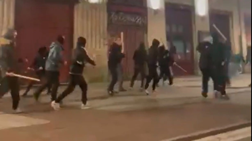 Los aficionados del Celta portaban palos como se puede ver en varios vídeos grabados.