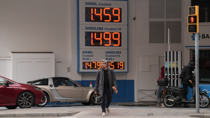 Cartel de precios en una gasolinera, a 4 de marzo de 2026, en Barcelona, Catalunya (España).