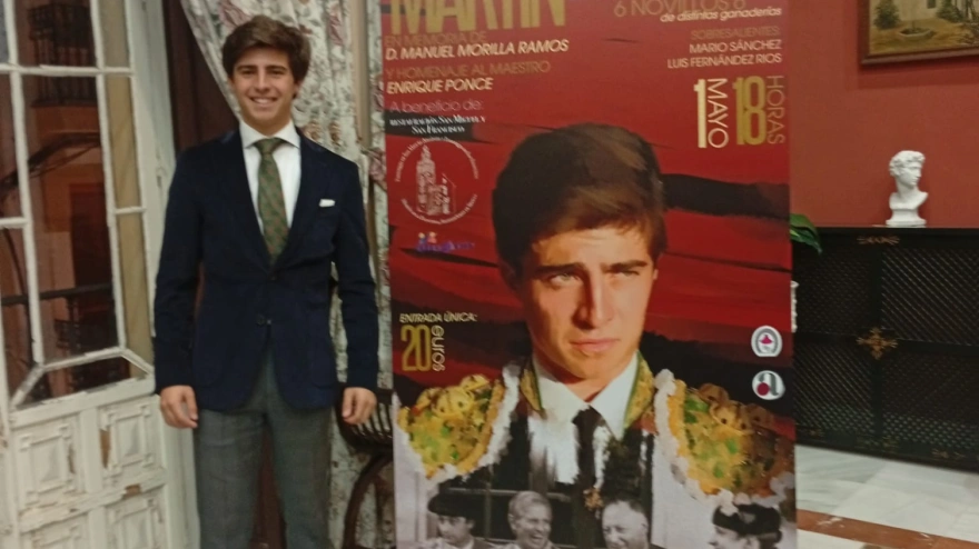 Martín Morillo junto al cartel anunciador de su encerrona en Morón de la Frontera