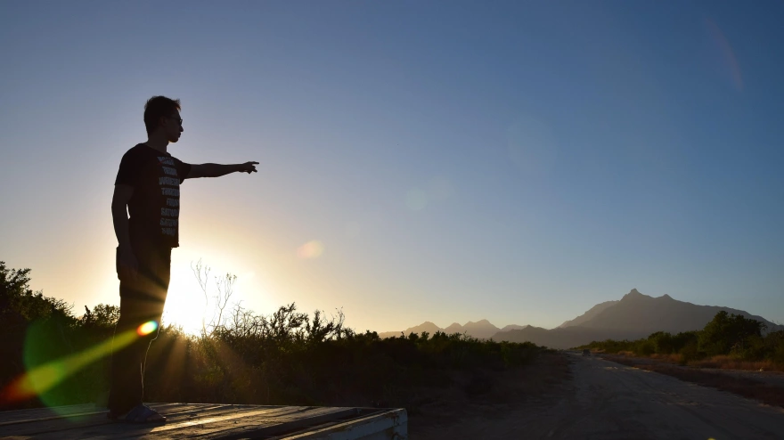 En su reflexión semanal 'Caminar en mayúsculas', Miguel Lechuga explora la idea de un GPS interno para no perder el norte en un mundo lleno de ruido