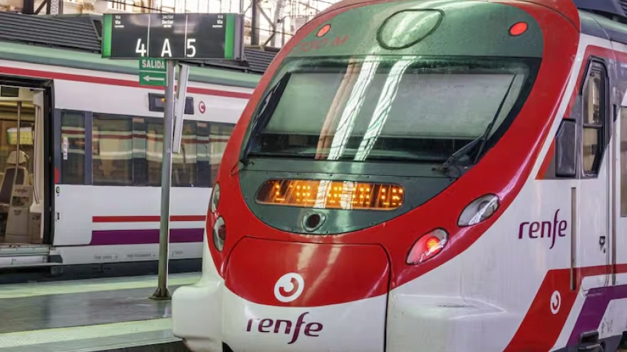 Tren de cercanías en la estación del Norte de Valencia