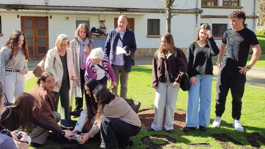 Marcela Riesco en el acto de entierro de la cápsula del tiempo junto a otros participantes