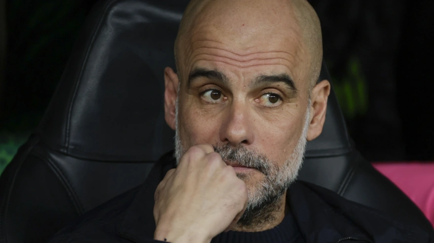 Pep Guardiola, preocupado durante el encuentro ante el Real Madrid en el Bernabéu.