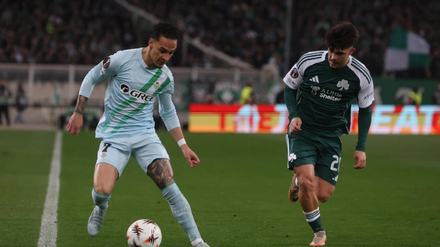 Antony encara a Vicente Taborda durante el Panathinaikos - Betis