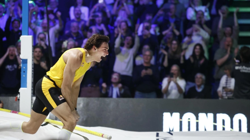 Armand Duplantis celebra su nuevo récord mundial