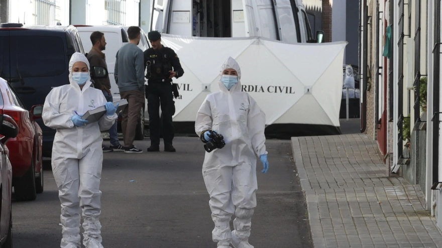 Los investigadores de la Guardia Civil en la vivienda de los dos hermanos que han sido detenidos por la desaparición de Francisca Cadenas