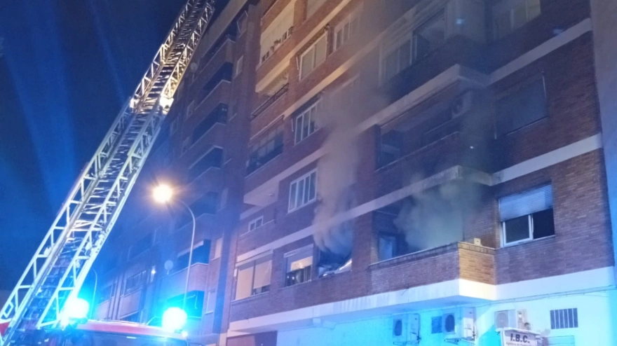 Un incendio en una vivienda de Badajoz obliga a desalojar a una treintena de vecinos