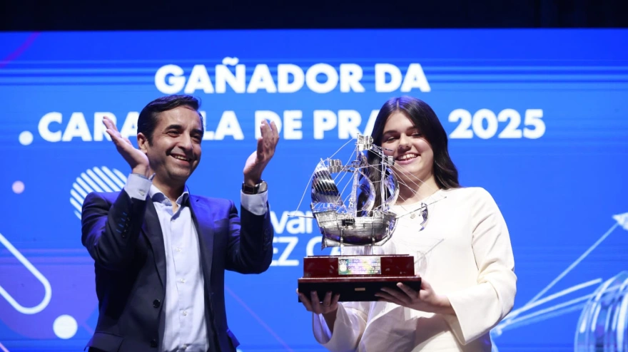 Rey Varela entregó a la hermana del futbolista el reconocimiento