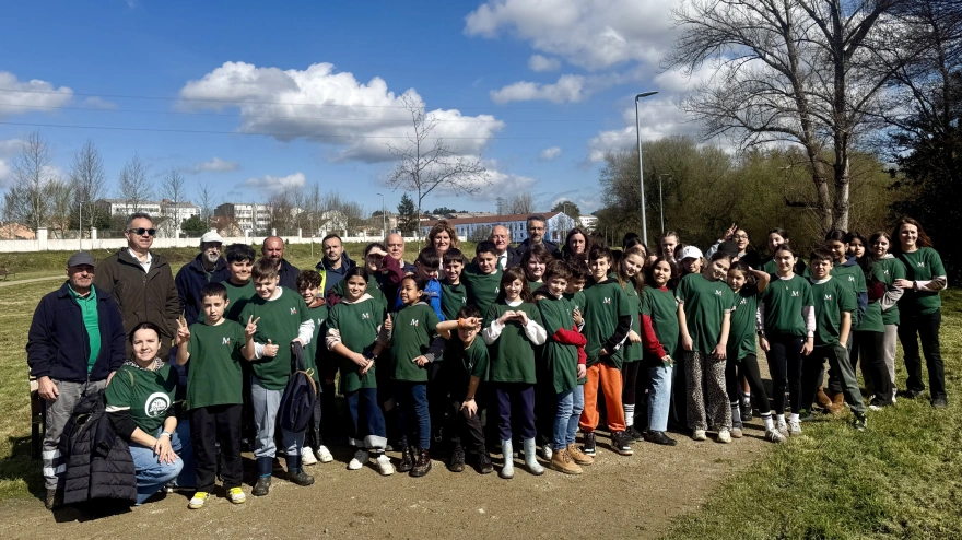 Participantes en la plantación en la zona de Piñeiros