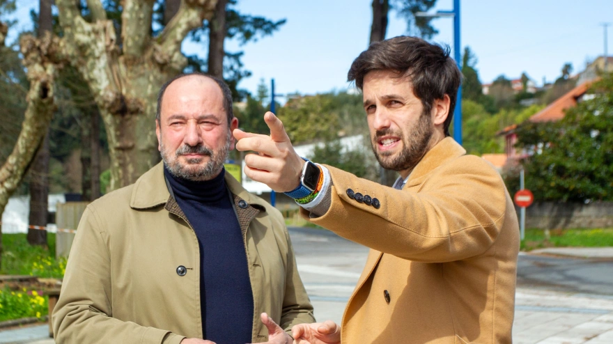 Xosé Merelles con el alcalde de Cabanas, Fernando Couce