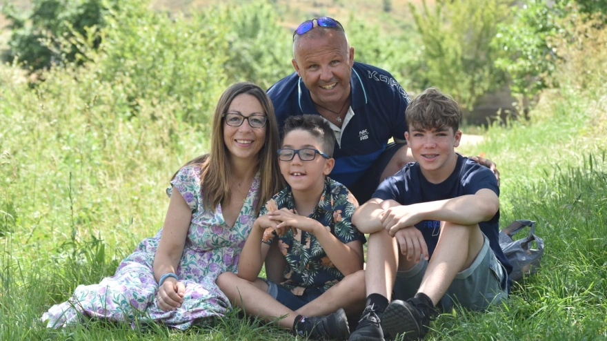 La familia de Matías denuncia que, pese al fallo del Tribunal Superior de Justicia, el menor sigue con un apoyo de solo 10 horas semanales que vulnera su derecho a una educación digna