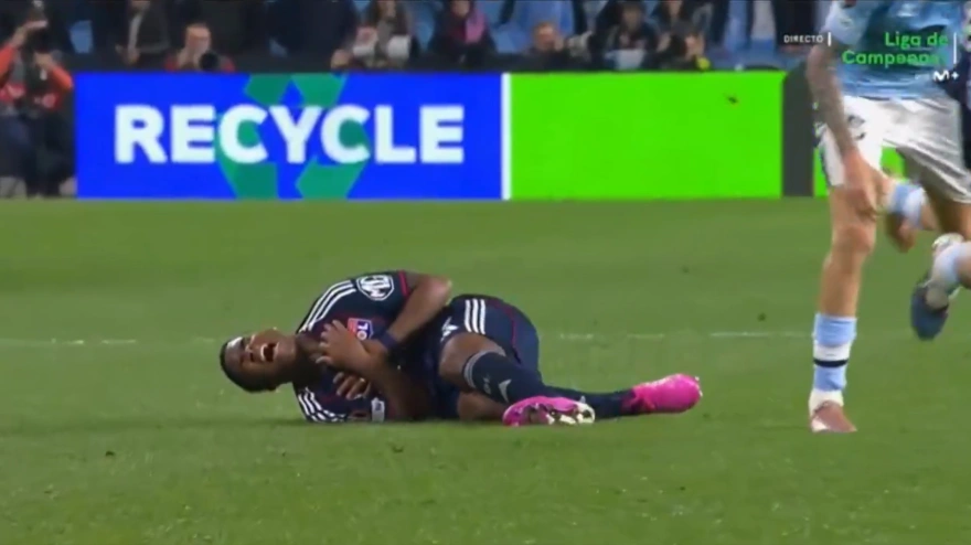 Endrick doliéndose de la dura entrada recibida en el Celta - Olympique de Lyon