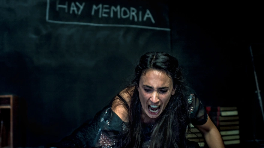 Angie Oña representando el espectáculo "Ser humana"