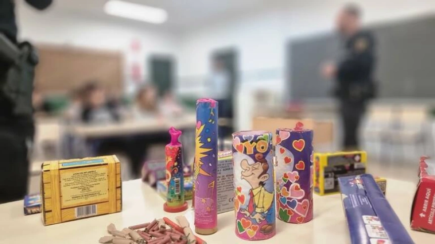 La Policía Local de Valencia forma a los más pequeños sobre el uso responsable de los petardos