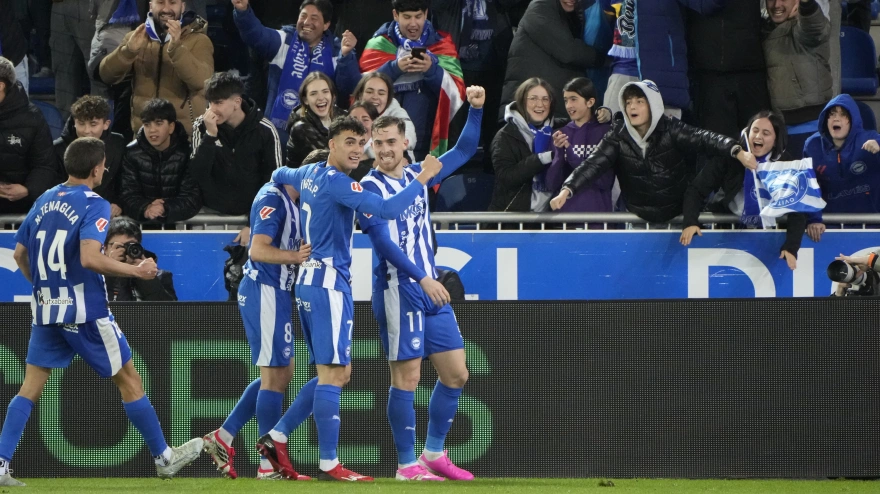 Los jugadores del Alavés celebran el primer gol en el Alavés - Villarreal