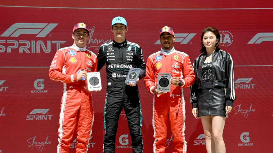 George Russell (Mercedes) se impuso en el sprint en China con Leclerc y Hamilton flanqueándole en el podio.