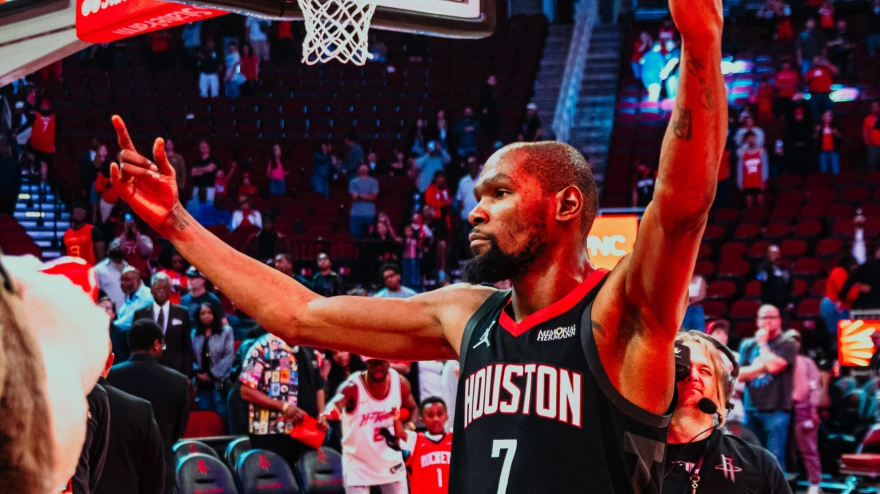 Kevin Durant dio el triunfo a los Houston Rockets con una canasta decisiva en los segundos finales.