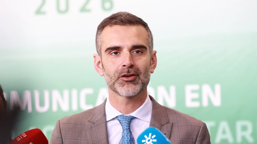 El consejero de Agricultura, Pesca, Agua y Desarrollo Rural, Ramón Fernández-Pacheco, atiende a los medios antes de intervenir en la inauguración de las XXXI Jornadas Técnicas COVAP 2026. A 5 de marzo de 2026 en Pozoblanco, Córdoba (Andalucía, España).
