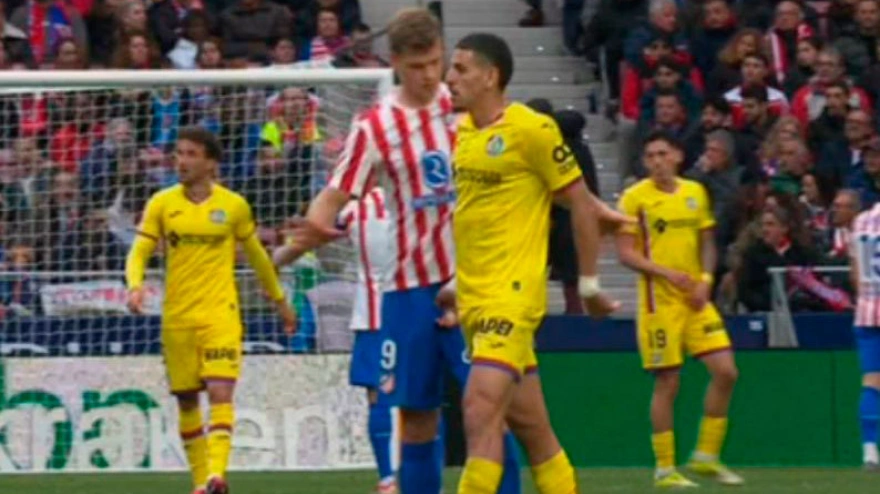 Momento en el que Abqar agarra de sus partes íntimas a Sorloth.