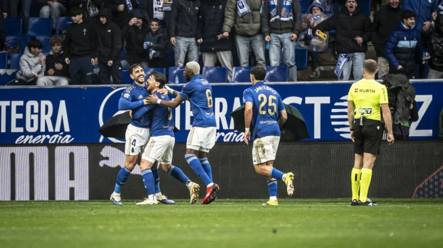 Los jugadores del Oviedo celebran el gol de Costas ante el Valencia