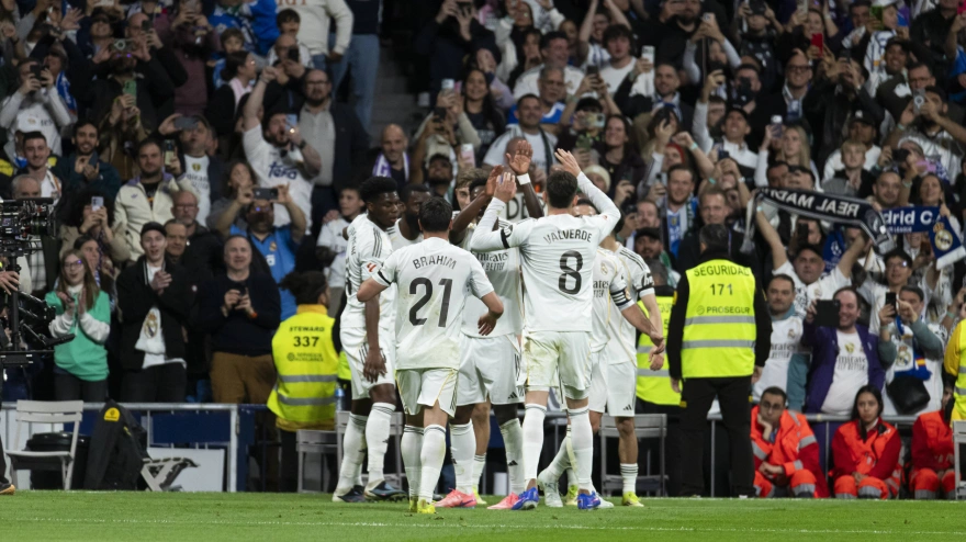 Los jugadores del Real Madrid celebran uno de los goles ante el Elche