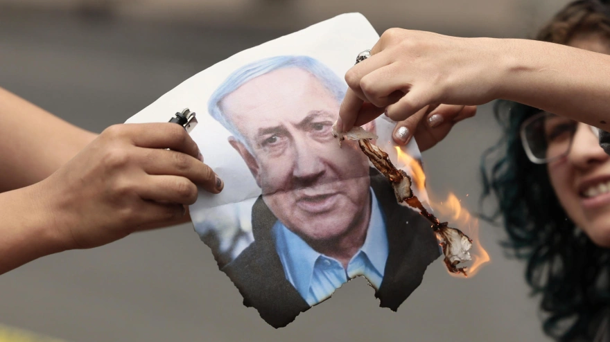 Manifestantes contra la guerra queman una imagen del primer ministro israelí, Benjamín Netanyahu
