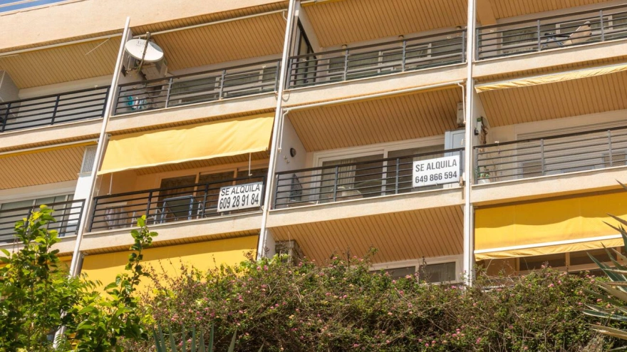 2R70T66 2R70T66 Two apartments with for rent sign in Spanish, Spain.