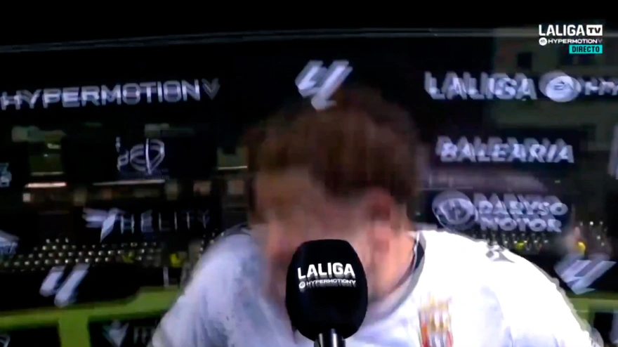 El susto que se lleva un jugador del Ceuta en la entrevista tras el partido ante el Deportivo