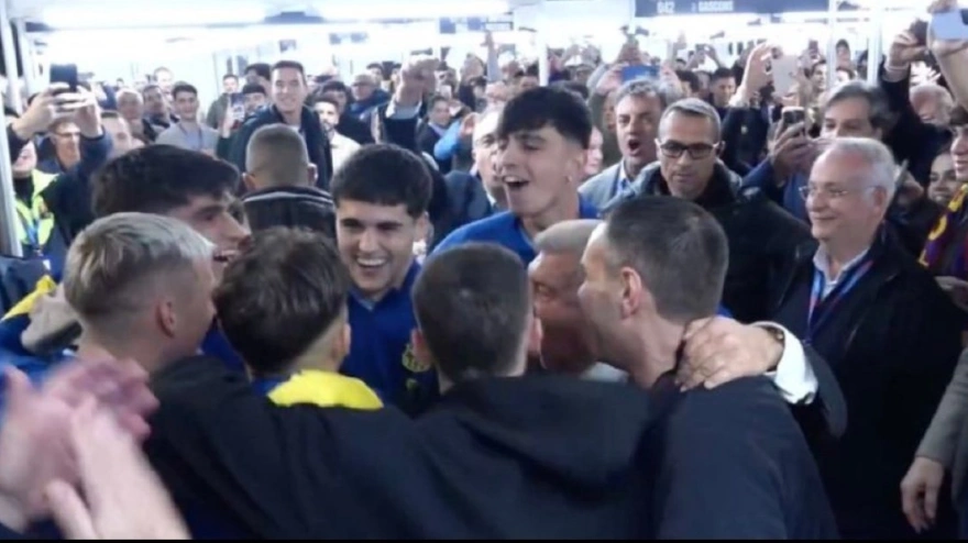 Laporta abrazado a los jugadores del Barcelona durante las elecciones