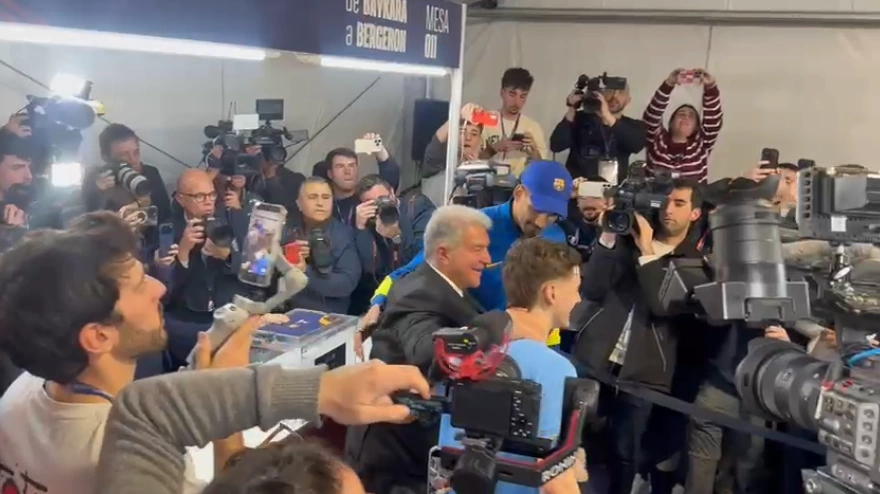 Laporta abrazado a los jugadores del Barcelona durante las elecciones