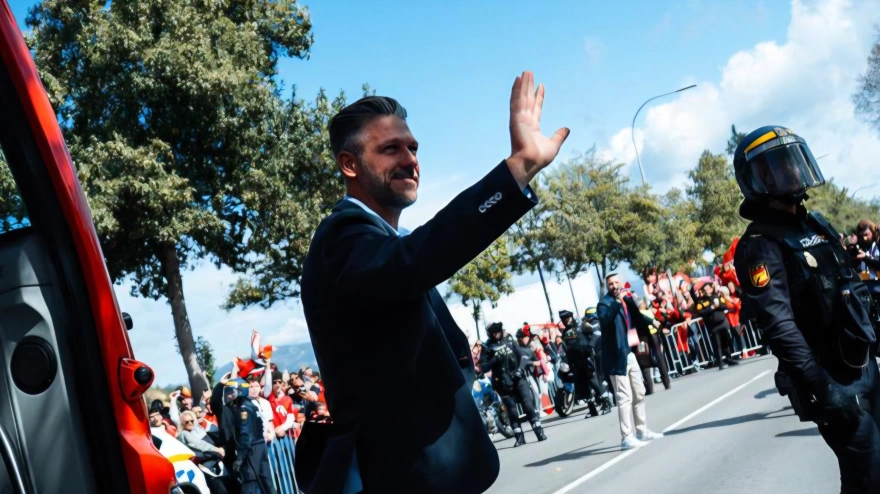 Demichelis a su llegada a Son Moix saludando a la afición