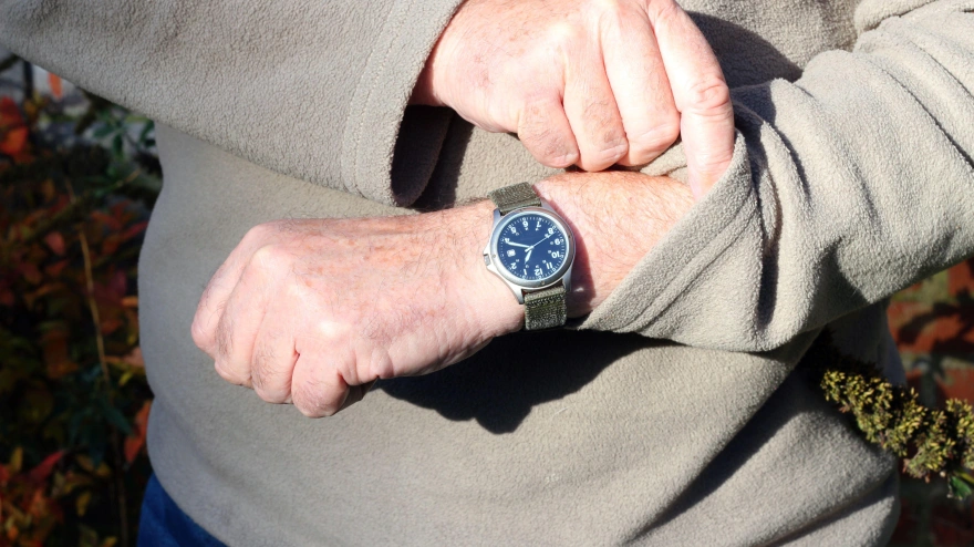 Un hombre mira el reloj