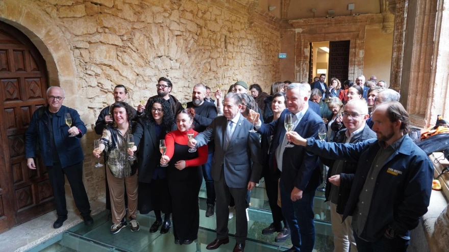 Equipo de la candidatura de Oviedo junto al alcalde Alfredo Canteli y la consejera Vanesa Gutiérrez durante la celebración