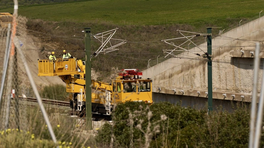 Imágenes de los trabajos que se están llevando a cabo en la vía de Alta Velocidad que une Málaga con Madrid, tras la caída de un muro de contención de cinco metros a la altura del municipio malagueño de Álora