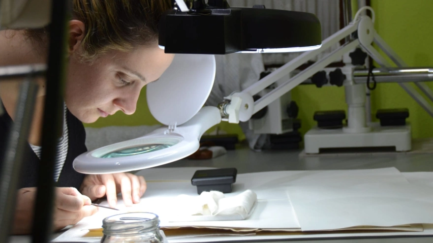 La restauradora Covadonga Miravalles realizando los trabajos en el documento histórico