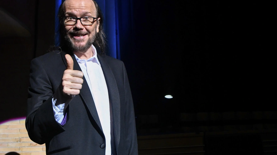 ALMERÍA, 15/11/2024.- El actor Santiago Segura recibe el ?Premio de Honor? durante la gala inaugural de Festival Internacional de Cine de Almería FICAL 2024, celebrada en el Auditorio Maestro Padilla de Almería. EFE/Carlos Barba