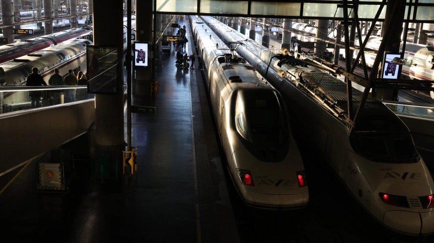 Trenes AVE en la estación de Atocha en Madrid a primera hora de la mañana