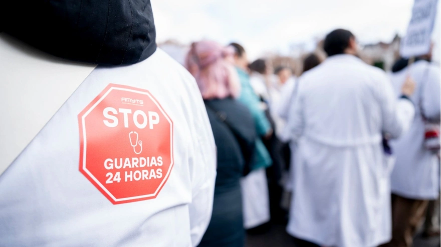Una persona durante la manifestación de médicos de Madrid
