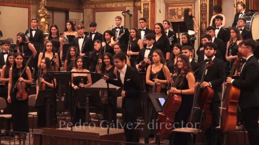 Pedro Gálvez dirigiendo en la Sala Dorada de Viena a la Joven Orquesta Filarmónica 'Campos andaluces'