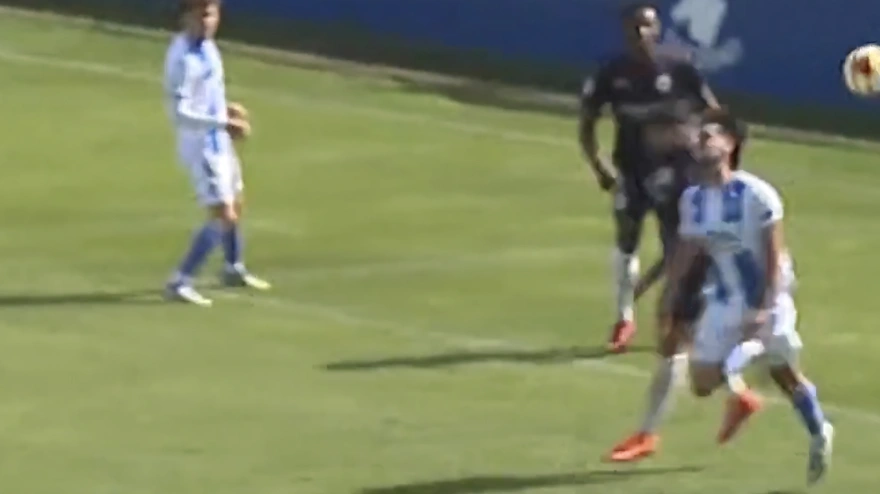 Gol de Manu en un cabezazo hacia atrás ante el At.Lleida