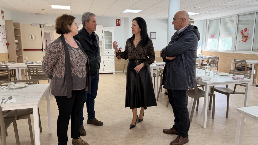 Pilar Guerrero, directora de la residencia, Valeriano Tella, concejal responsable, Diputada Lola Ibort y Francisco Villellas, alcalde de Sariñena