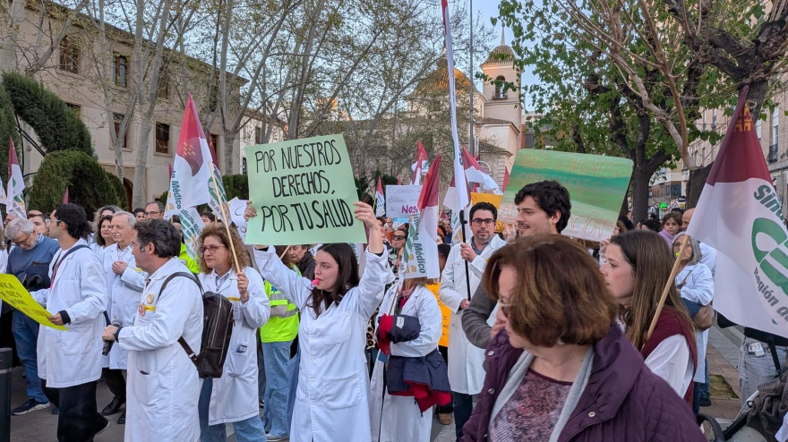 Médicos se manifiestan en las calles de Muircia protestando contra el estatuto marco