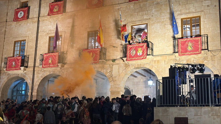 Momento de celebración de los falleros de la Falla Centro, de la sección Especial de Dénia